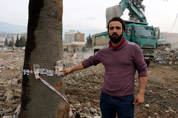 Foto - Bu tablo yürekleri yaktı! Enkazdan çıkan fotoğrafları bakın ne yaptılar