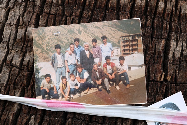 Foto - Bu tablo yürekleri yaktı! Enkazdan çıkan fotoğrafları bakın ne yaptılar