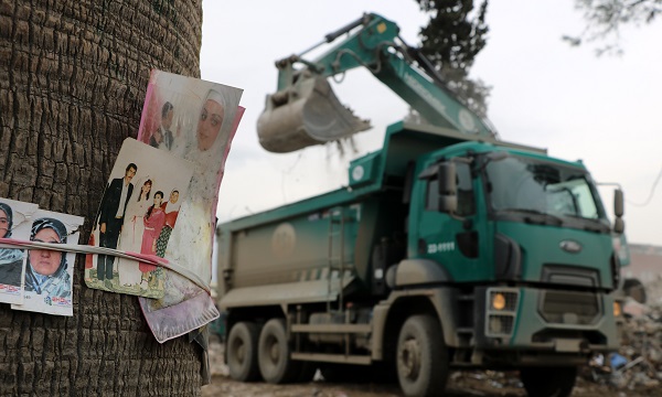 Bu tablo yürekleri yaktı! Enkazdan çıkan fotoğrafları bakın ne yaptılar