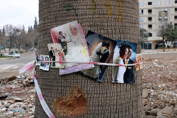Foto - Bu tablo yürekleri yaktı! Enkazdan çıkan fotoğrafları bakın ne yaptılar