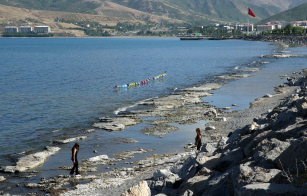Bu tablonun sonu iyi değil! Van Gölü'nde tedirgin eden görüntüler