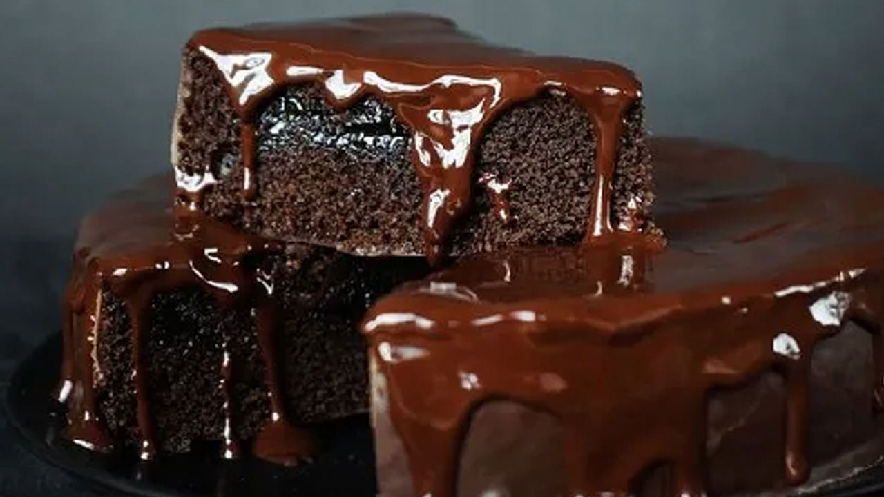 Bu tarifte yumurta yok! Dünyaca ünlü pastacıdan damak çatlatan çikolatalı kek tarifi