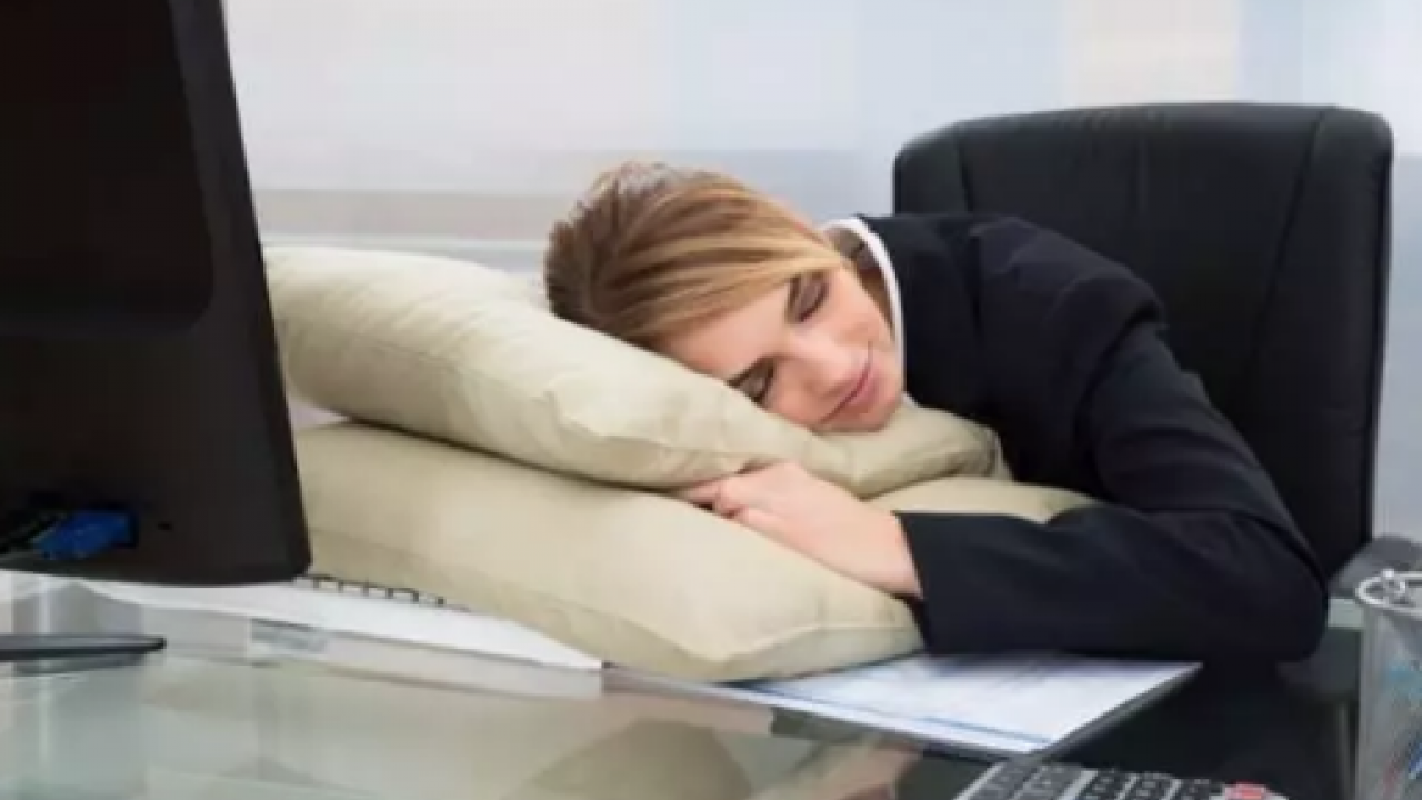 Bu tavsiyeye kulak verin: Oruçluyken 1 saat uyumanın faydaları nelerdir? Öğle uykusunun...