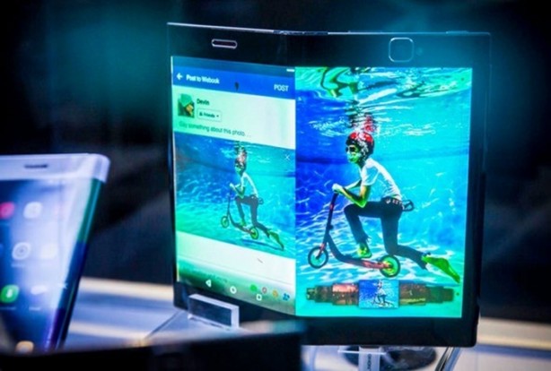 Foto - Bu telefona bakan bir daha bakıyor!