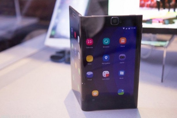 Foto - Bu telefona bakan bir daha bakıyor!