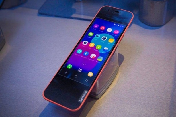 Foto - Bu telefona bakan bir daha bakıyor!