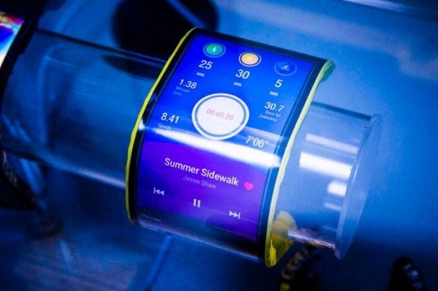 Foto - Bu telefona bakan bir daha bakıyor!