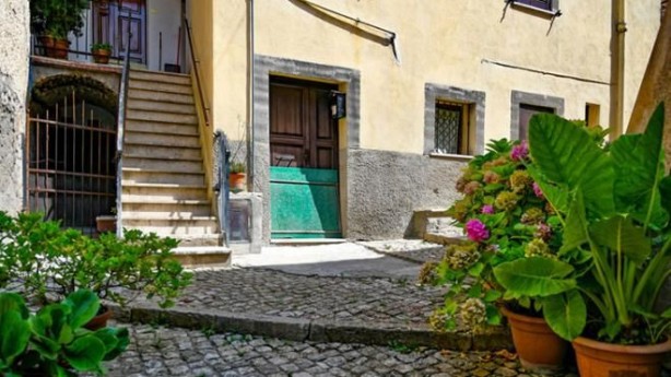 Foto - Burada evler 10 TL'ye satılıyor! Tek bir şartları var