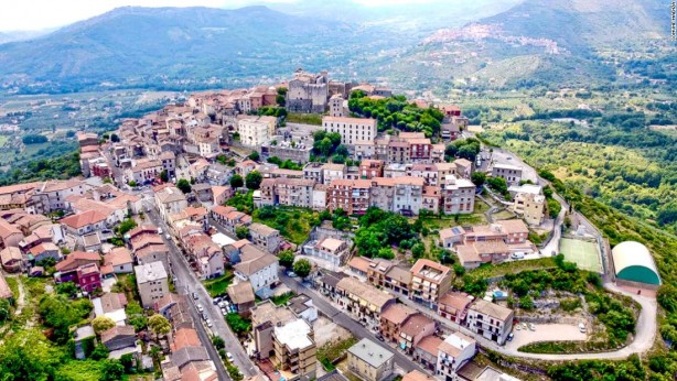 Foto - Burada evler 10 TL'ye satılıyor! Tek bir şartları var