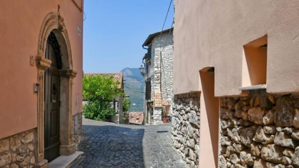 Foto - Burada evler 10 TL'ye satılıyor! Tek bir şartları var