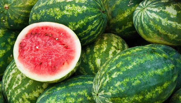 Bu uyarıya kulak verin! Yaz aylarında karpuz tüketmek zararlı mı? 