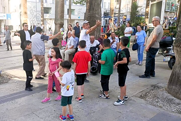 Foto - Bu vatandaş ne yapmak istiyor! Binlerce lira ve dolar dağıttı