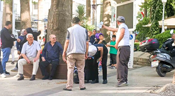 Foto - Bu vatandaş ne yapmak istiyor! Binlerce lira ve dolar dağıttı