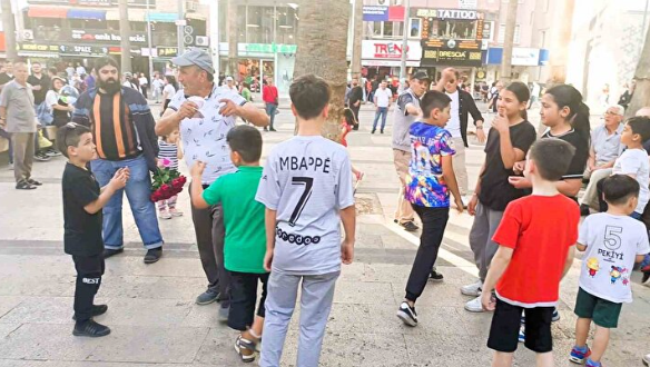 Foto - Bu vatandaş ne yapmak istiyor! Binlerce lira ve dolar dağıttı