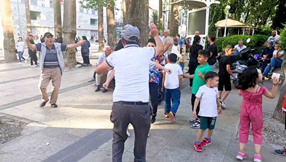 Foto - Bu vatandaş ne yapmak istiyor! Binlerce lira ve dolar dağıttı