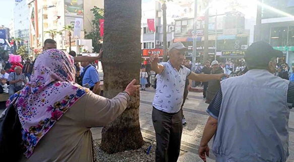 Foto - Bu vatandaş ne yapmak istiyor! Binlerce lira ve dolar dağıttı