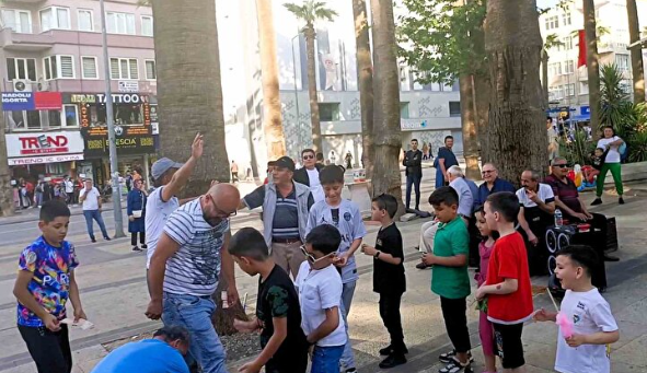 Foto - Bu vatandaş ne yapmak istiyor! Binlerce lira ve dolar dağıttı