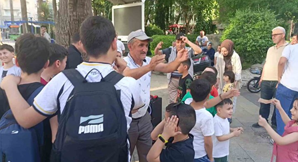 Foto - Bu vatandaş ne yapmak istiyor! Binlerce lira ve dolar dağıttı