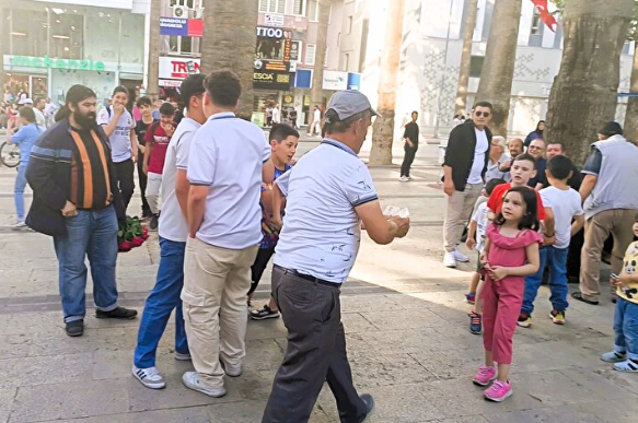 Foto - Bu vatandaş ne yapmak istiyor! Binlerce lira ve dolar dağıttı