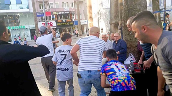 Foto - Bu vatandaş ne yapmak istiyor! Binlerce lira ve dolar dağıttı