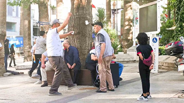 Foto - Bu vatandaş ne yapmak istiyor! Binlerce lira ve dolar dağıttı