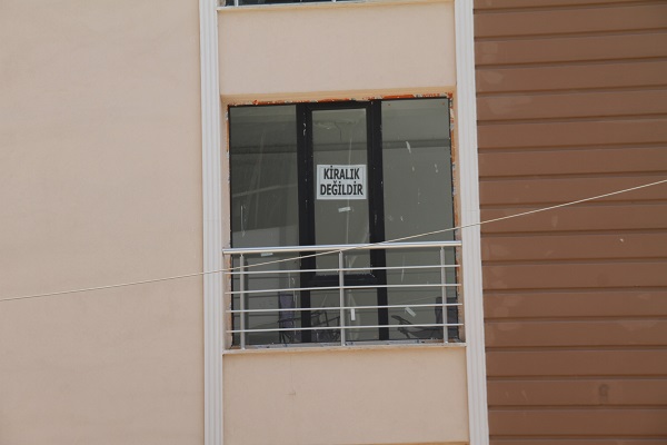 Foto - Bu yazısı gören şaşırıyor! O ilimizde konutlara 'Kiralık değildir' yazısı asıldı