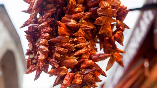 Bu yiyecekleri severek tüketiyoruz ama… İşte vücudu hızlı yaşlandıran besinler