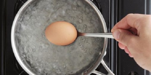Foto - Bu yöntem işinizi kolaylaştıracak! Yumurta haşlarken limon damlatmayı unutmayın