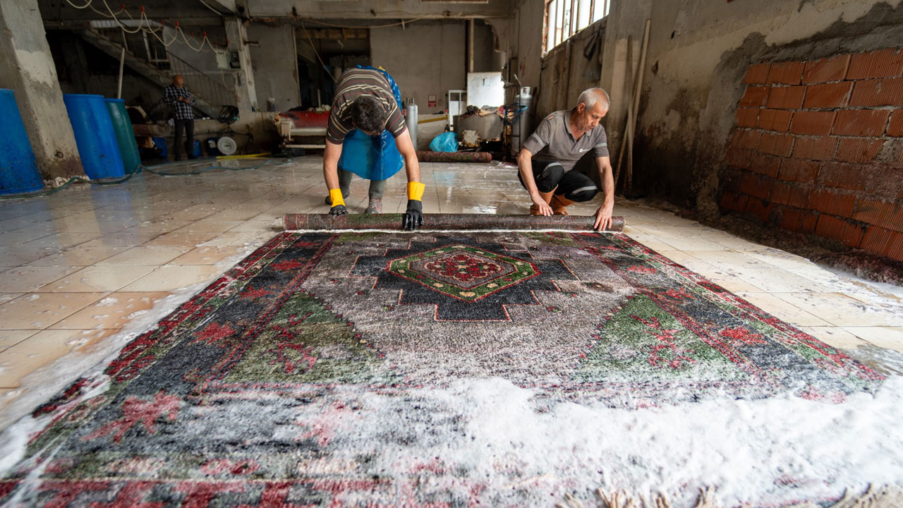 Foto - Bu yöntem sadece Türkiye'de uygulanıyor! Bakın halılar nasıl antika görünümü kazanıyor