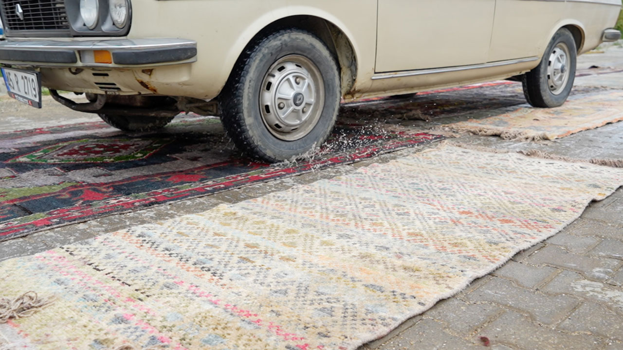 Foto - Bu yöntem sadece Türkiye'de uygulanıyor! Bakın halılar nasıl antika görünümü kazanıyor
