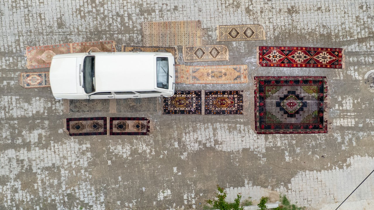 Foto - Bu yöntem sadece Türkiye'de uygulanıyor! Bakın halılar nasıl antika görünümü kazanıyor