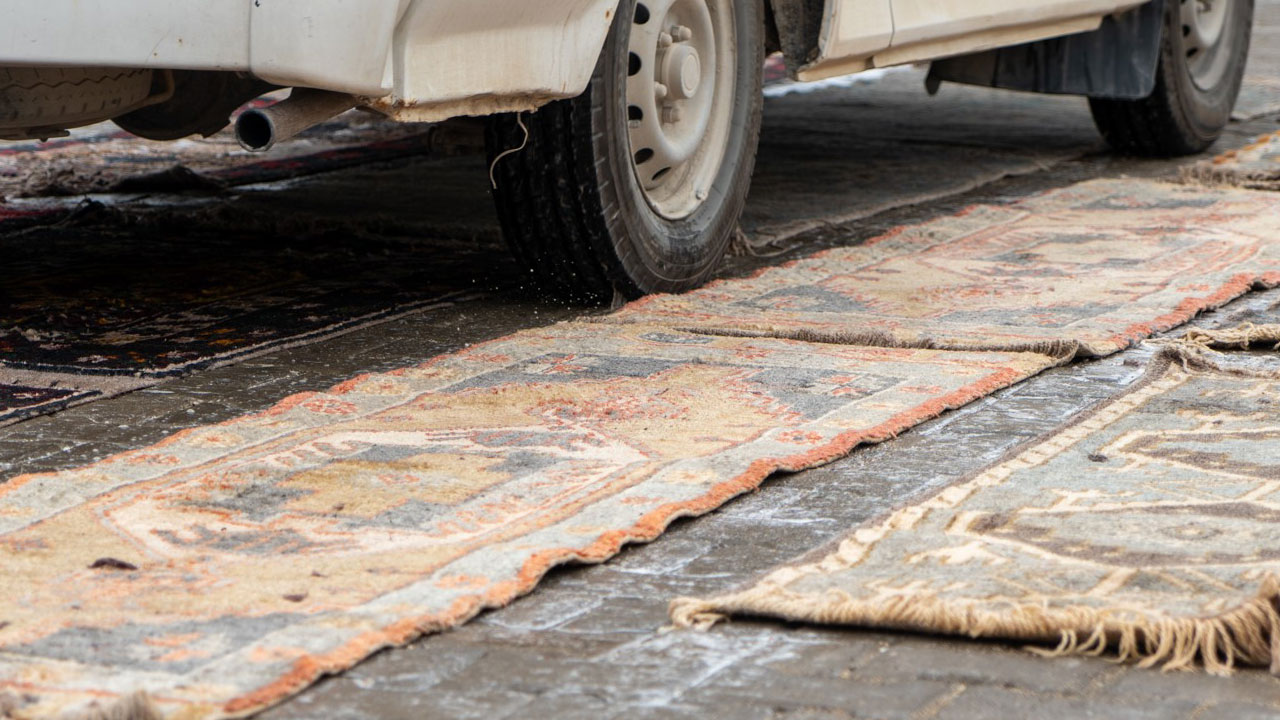 Foto - Bu yöntem sadece Türkiye'de uygulanıyor! Bakın halılar nasıl antika görünümü kazanıyor