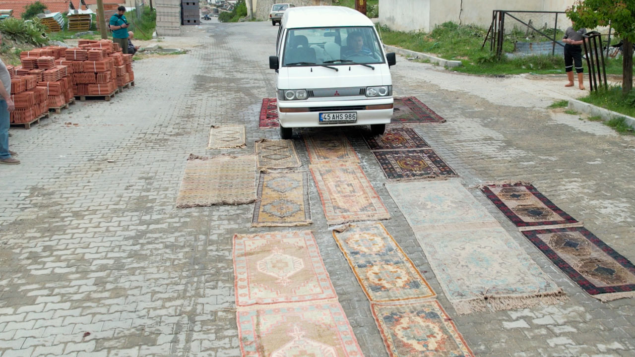 Bu yöntem sadece Türkiye'de uygulanıyor! Bakın halılar nasıl antika görünümü kazanıyor