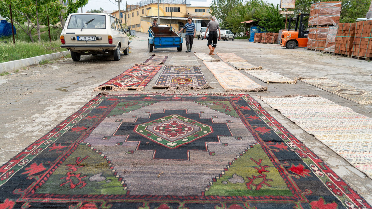 Foto - Bu yöntem sadece Türkiye'de uygulanıyor! Bakın halılar nasıl antika görünümü kazanıyor