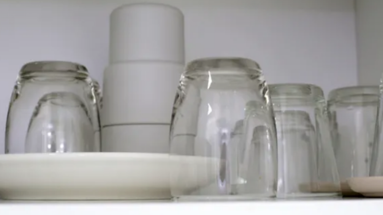 Bu yöntemden derhal vazgeçin meğer öyle bir zararı varmış ki... Bardakları dolaba sakın ters koymayın