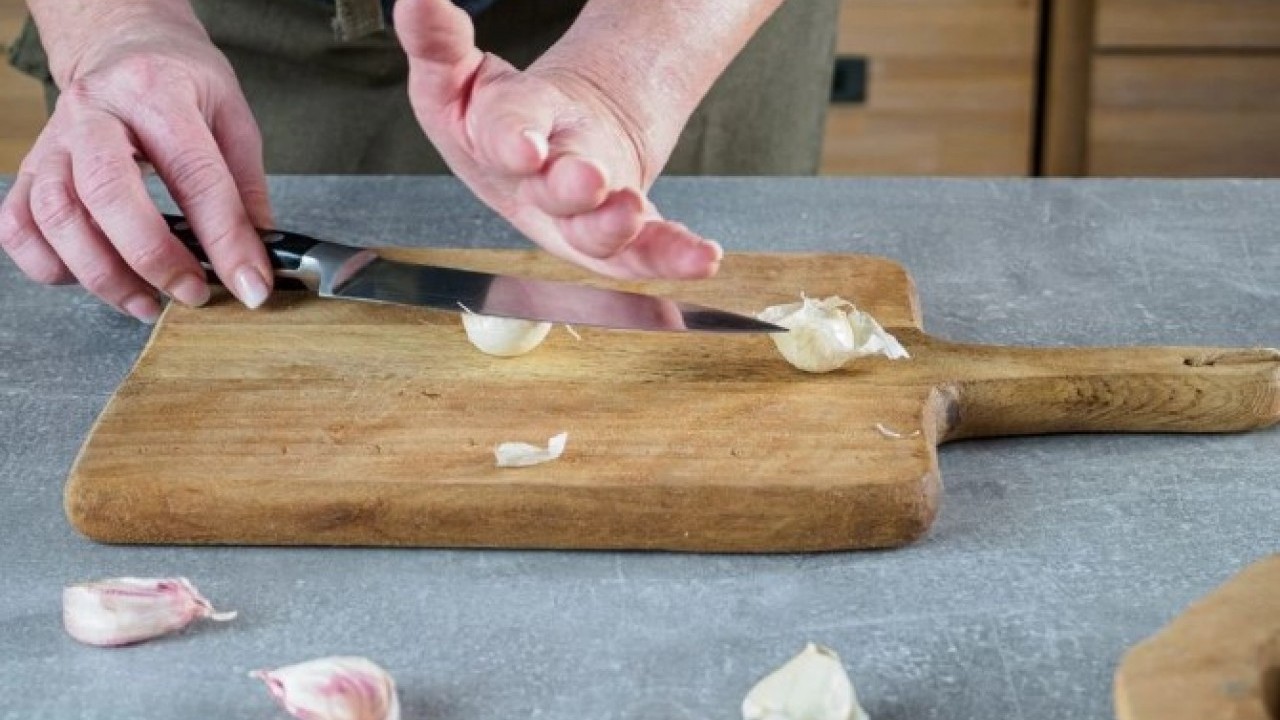 Foto - Bu yöntemle kabukları kendiliğinden ayrılıyor! Sarımsak soymak artık dert değil