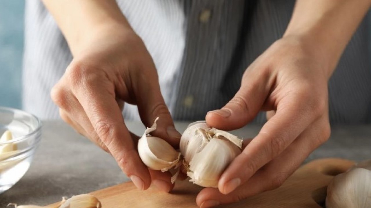 Foto - Bu yöntemle kabukları kendiliğinden ayrılıyor! Sarımsak soymak artık dert değil
