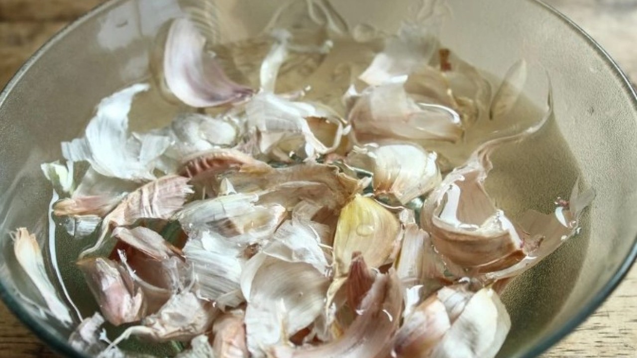 Foto - Bu yöntemle kabukları kendiliğinden ayrılıyor! Sarımsak soymak artık dert değil