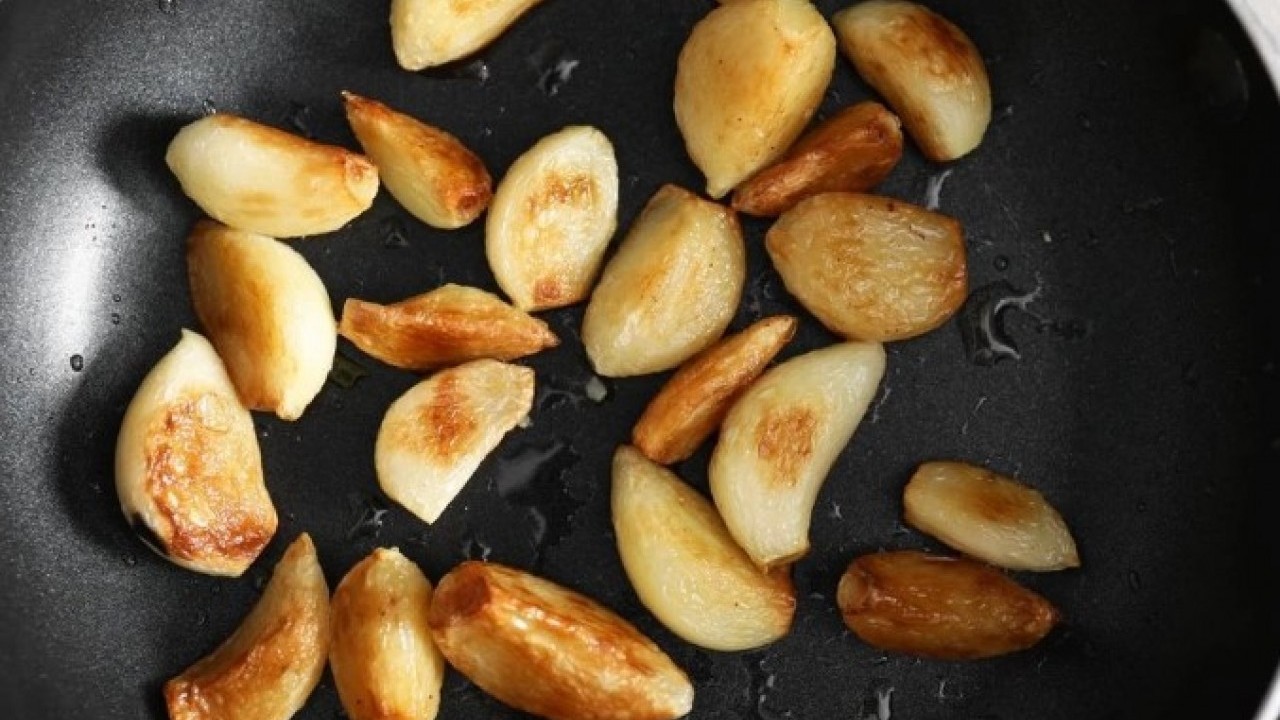 Foto - Bu yöntemle kabukları kendiliğinden ayrılıyor! Sarımsak soymak artık dert değil