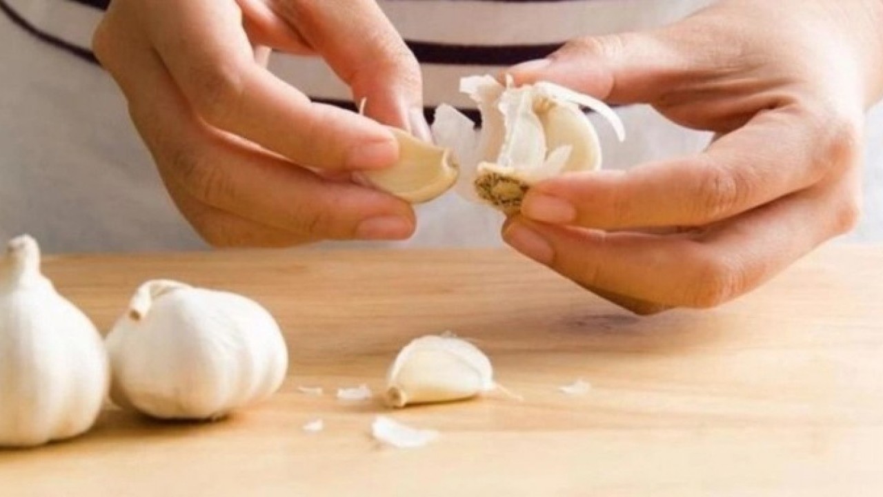 Bu yöntemle kabukları kendiliğinden ayrılıyor! Sarımsak soymak artık dert değil