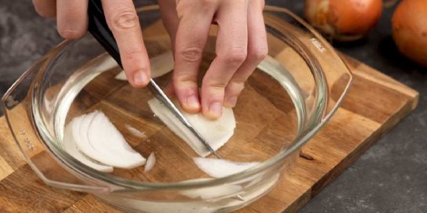 Foto - Bu yöntemlerle, soğan doğrarken gözlerinizden bir damla bile yaş akmayacak! İşte "Hay Allah razı olsun" dedirten çözümü