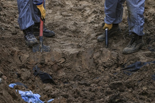 Foto - Buça’da açılan ikinci toplu mezardan 8 sivilin cesedi çıkarıldı