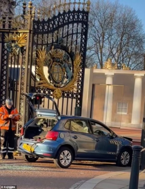 Foto - Buckingham Sarayı'na arabayla daldı! İngiliz polisini harekete geçiren olay