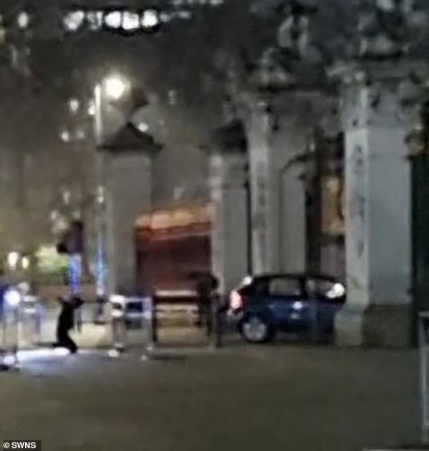Foto - Buckingham Sarayı'na arabayla daldı! İngiliz polisini harekete geçiren olay