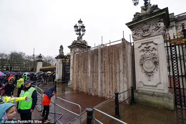 Foto - Buckingham Sarayı'na arabayla daldı! İngiliz polisini harekete geçiren olay