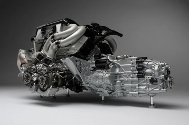 Foto - Bugatti sınırları zorluyor! Uçakla yarışacak!