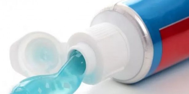 Bulaşık makinesinde matlaşan bardaklar için diş macunu kullanın