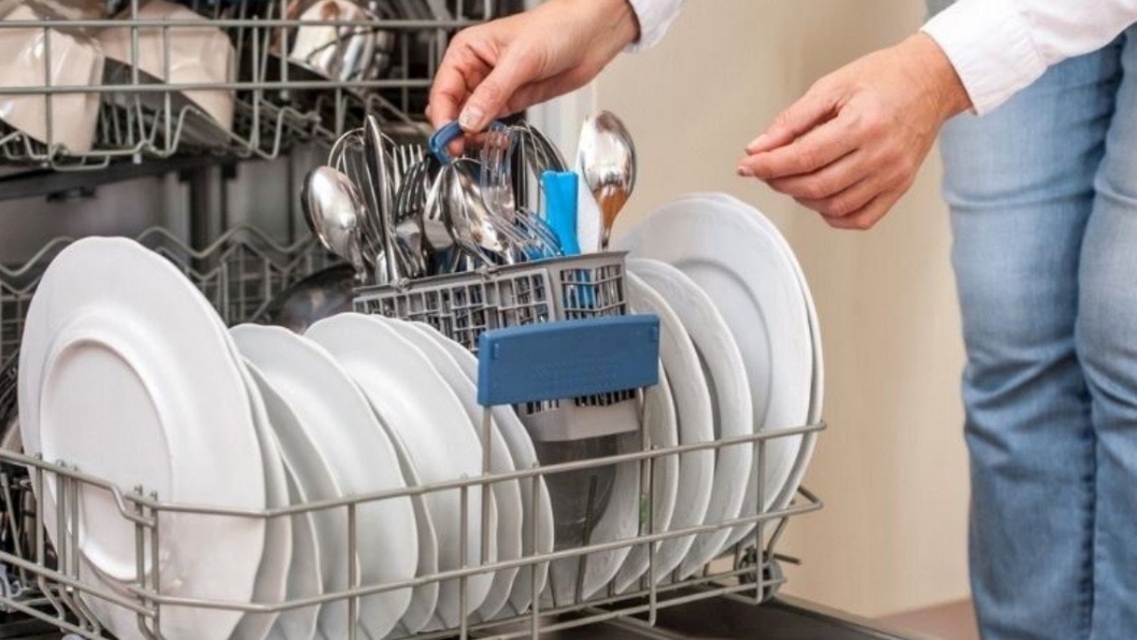 Bulaşık makinesindeki bu düğmeye bir defa basan, gözlerine inanamıyor! Bu yöntem, su faturasını tam yüzde 20 düşürüyor