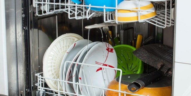 Foto - Bulaşık makinesinden bulaşıklar lekeli çıkarsa ne yapılmalı?
