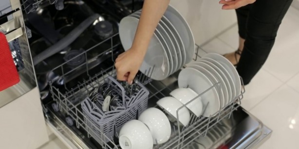 Foto - Bulaşık makinesinden bulaşıklar lekeli çıkarsa ne yapılmalı?